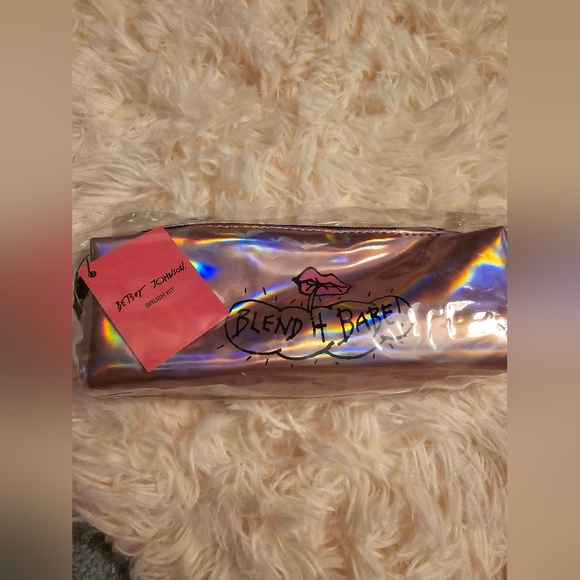 Betsey Johnson 6 piece blend it babe makeup brush set! - Picture 8 of 8